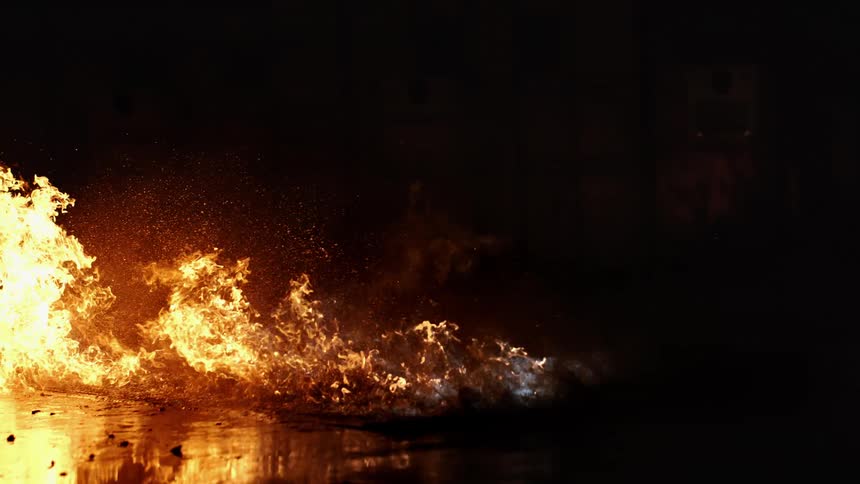 The fire spreads at night