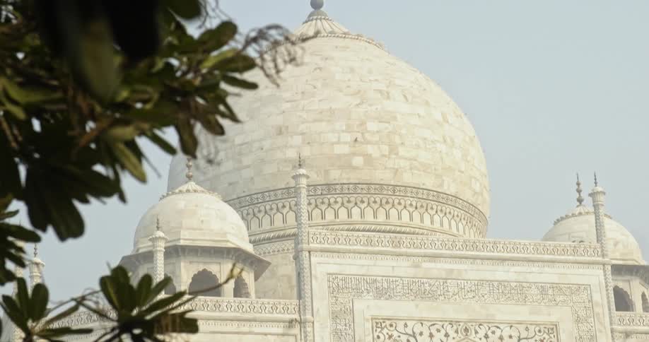 Intricate detailing is shown on the facade of the taj mahal