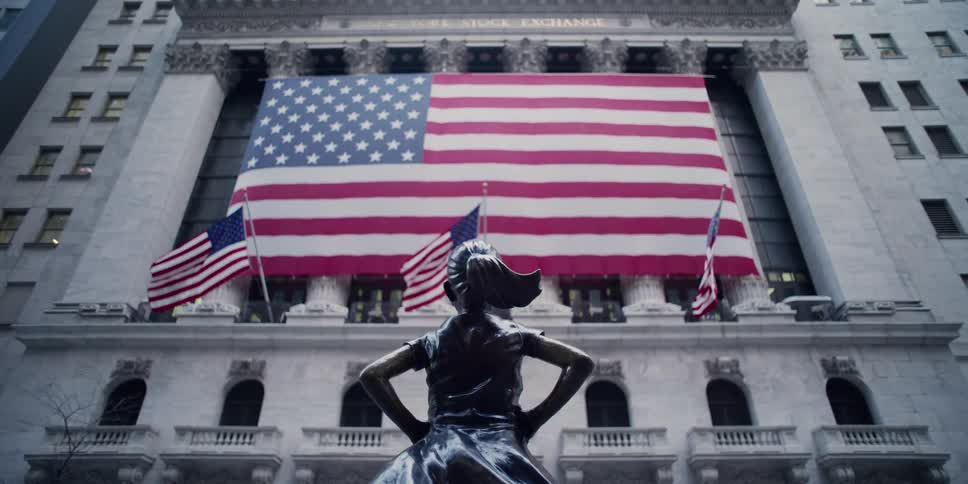 Fearless girl statue in front of new york stock exchange