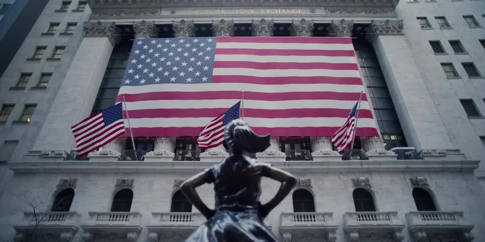 Fearless girl statue in front of new york stock exchange