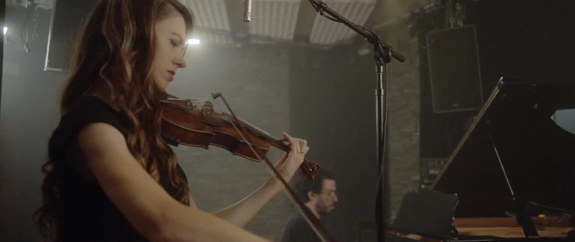 Woman plays on the violin in the studio