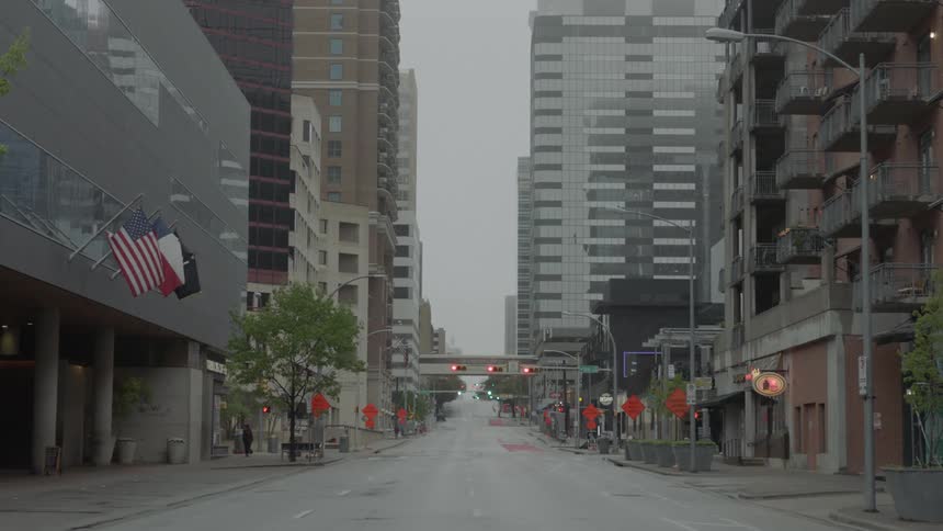 A traffic light changes from red to yellow and back to red again