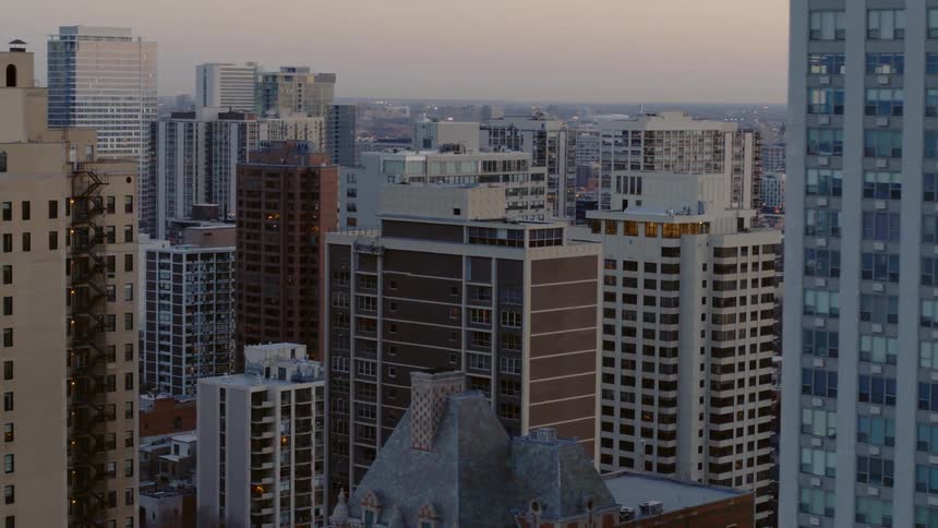 Tall buildings in Chicago during the evening
