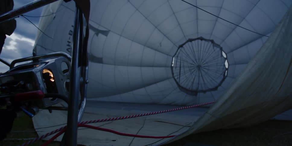 Flames up to inflate a hot air balloon