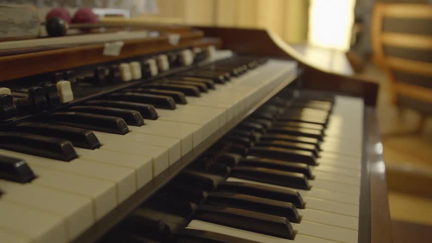 Keys on an organ