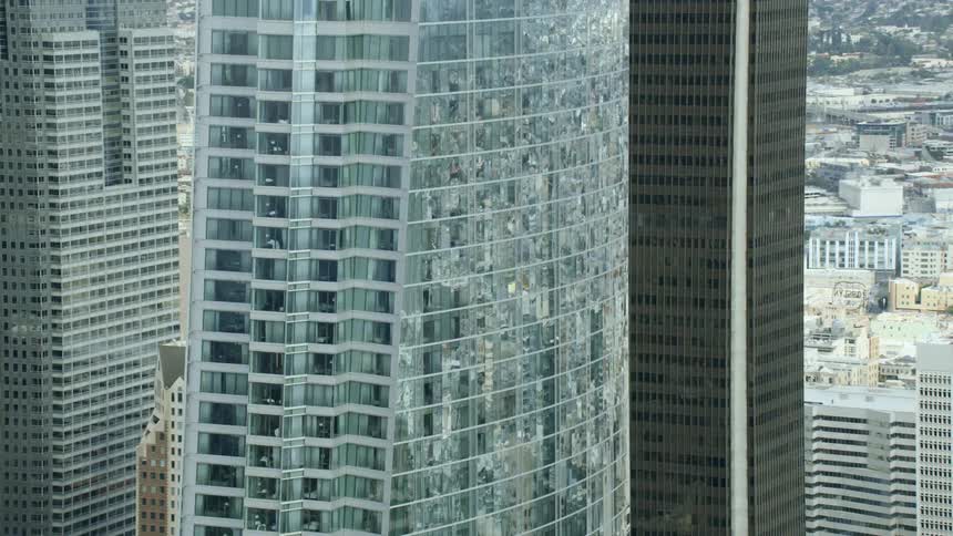 Los Angeles skyscraper reflects shimmering images