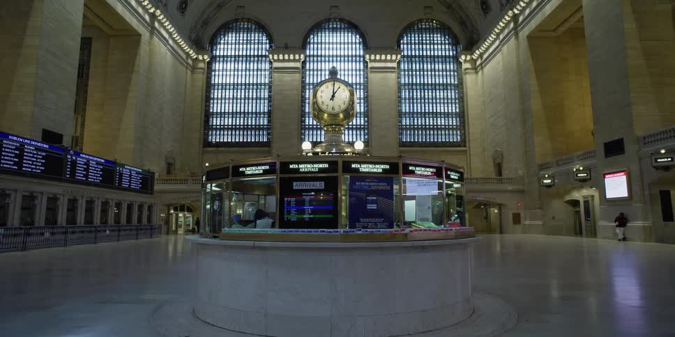 Few people occupy large room of central transport station