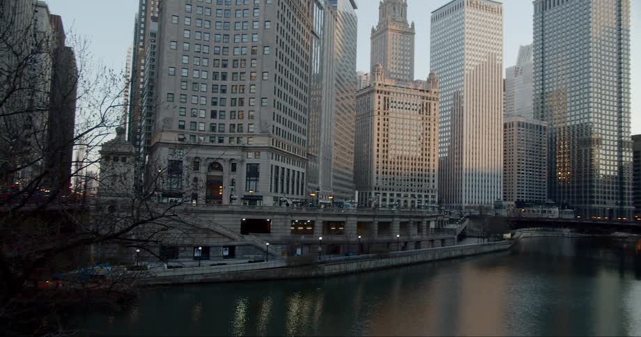 The chicago river is surrounded by tall skyscrapers