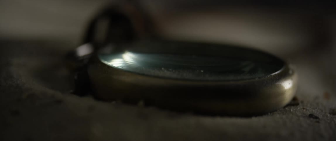 Round lid vibrates as debris moves around it