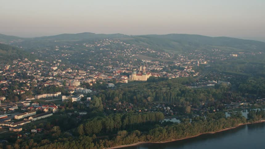 The river lines the city on the hills