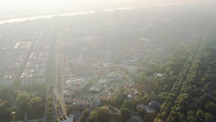 An amusement park in a city
