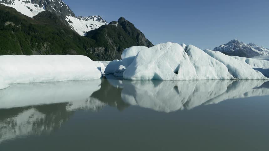 Ice caps in a lake in front of the mountains
