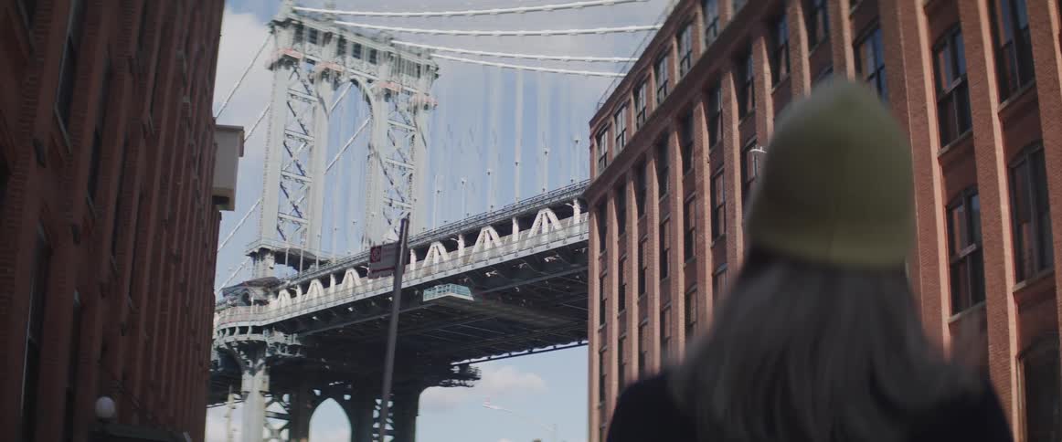 Woman looks at the manhattan bridge in new york city