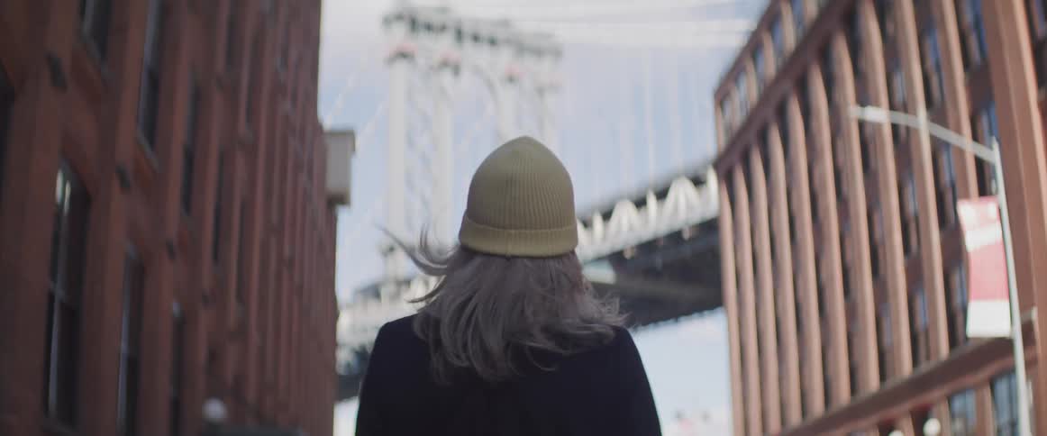 Blonde woman looks at the manhattan bridge