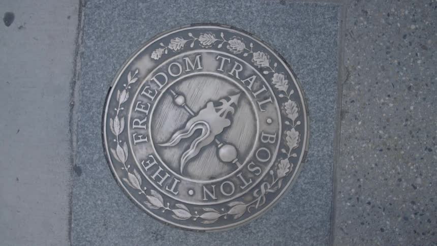 A plaque that says the freedom trail boston