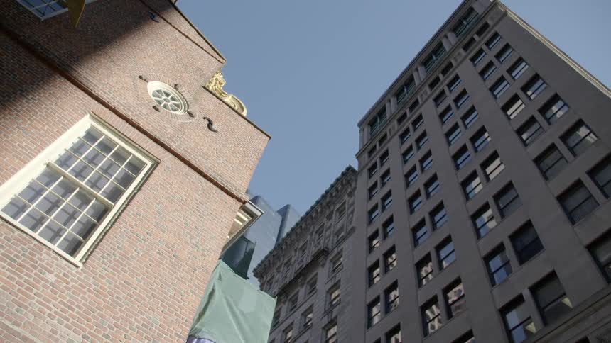An apartment building in a city