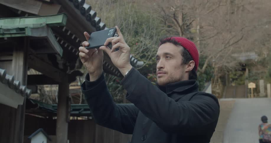 A man takes a selfie on his cell phone