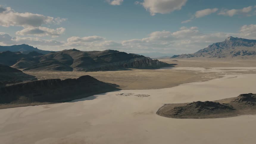 The desert leads to mountains in the distance