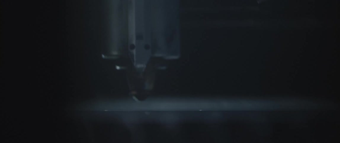Automatic machine cutting metal with torch