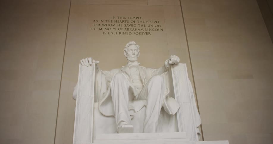 A statue of abraham lincoln