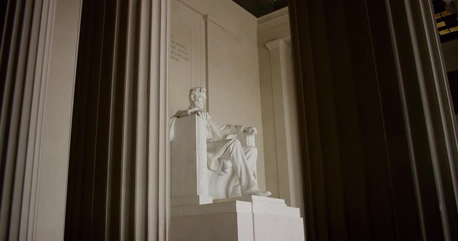 The lincoln memorial is visible through tall marble columns