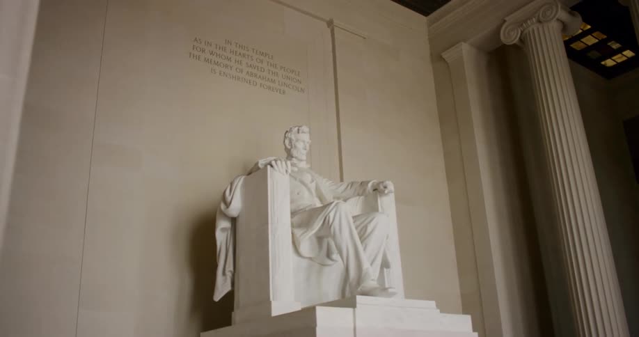 A statue of Abraham Lincoln