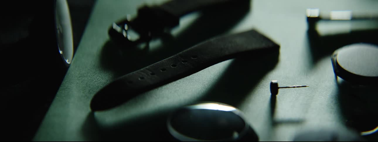The light flashes on the watch on the table