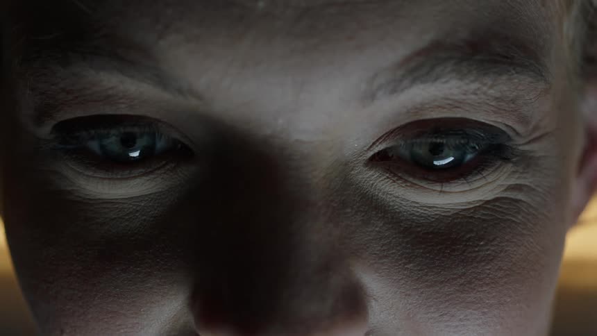 A womans eyes looking around