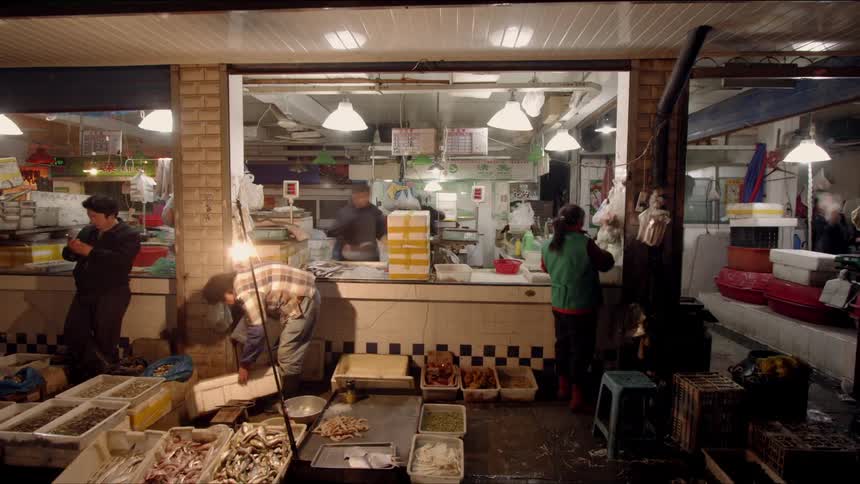 People come and go from a small restaurant or street vendor