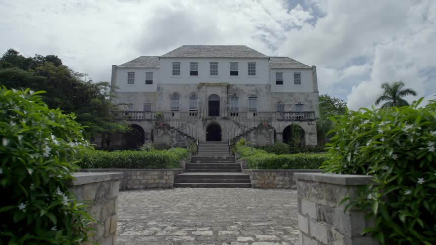 A large mansion in a neighborhood