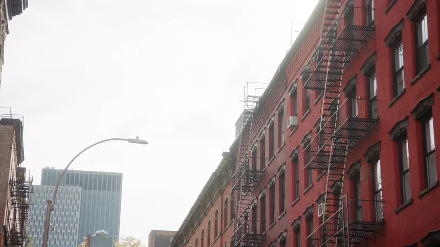An apartment building in a city