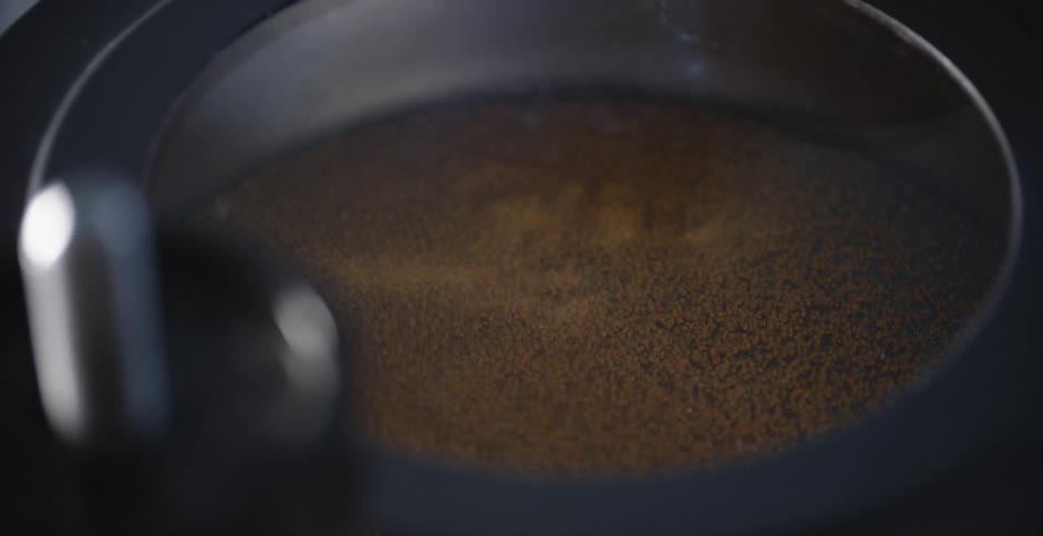 Grains inside a circular vibrating screener sieve
