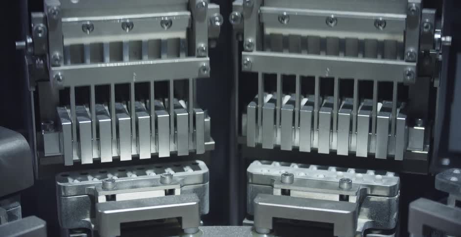 Automatic machine filling containers on assembly line