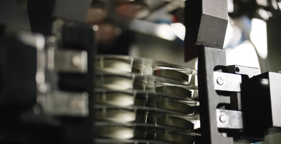 Machine packages pills in blisters