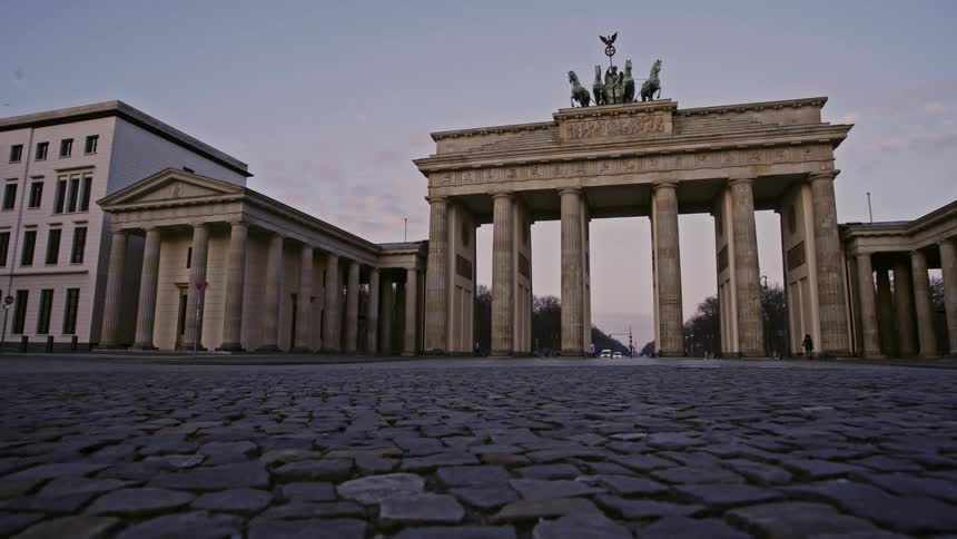 People walking and biking at the Brandenburg Gate