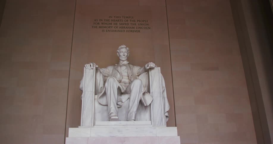 A statue of abraham lincoln sitting down