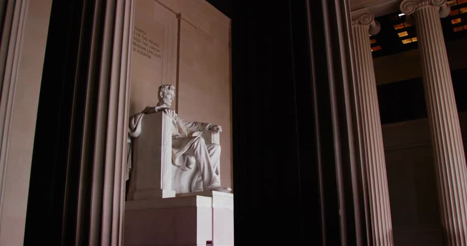 A statue of abraham lincoln at a national monument