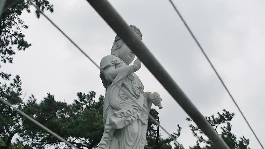 A statue and a fence