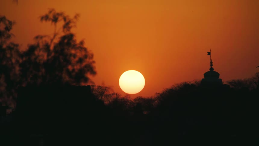 The sun goes down over the horizon