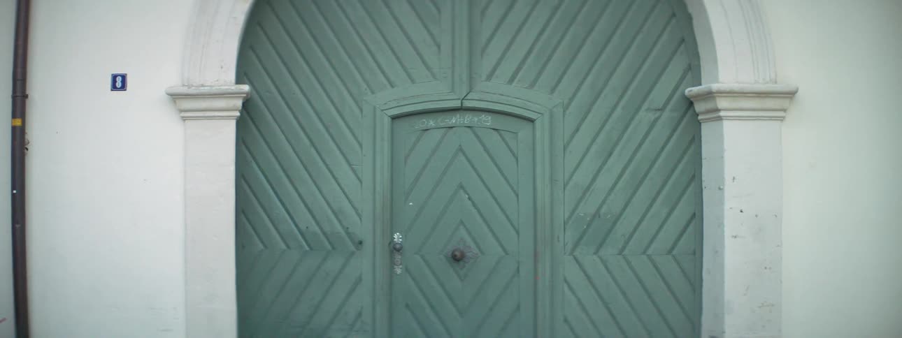 Door on a wooden gate closes