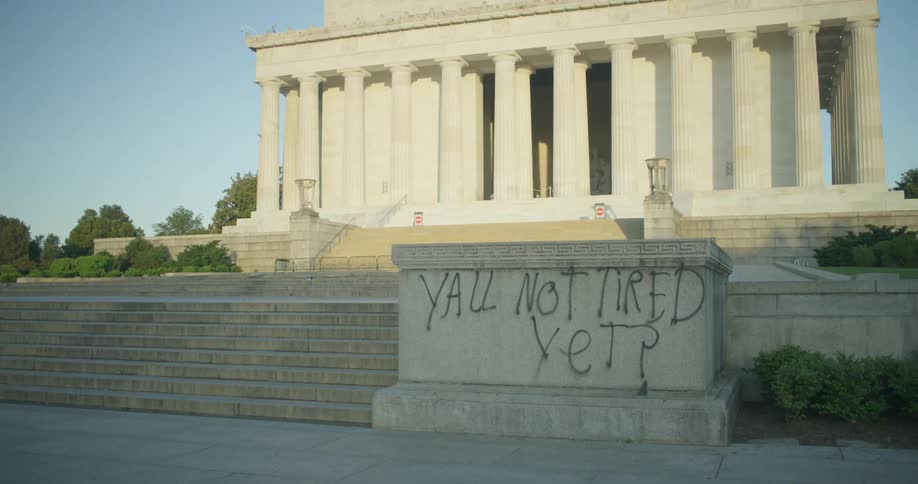 Monument at lincoln memorial defaced with graffiti