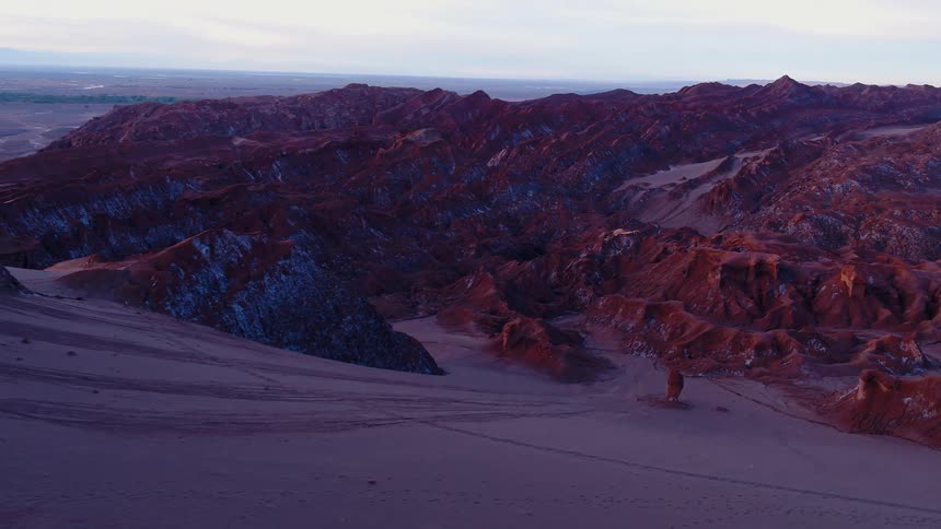 The row of small mountains cover the desert