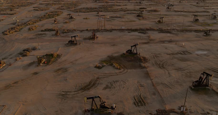 Oil pumps pump oil in the field
