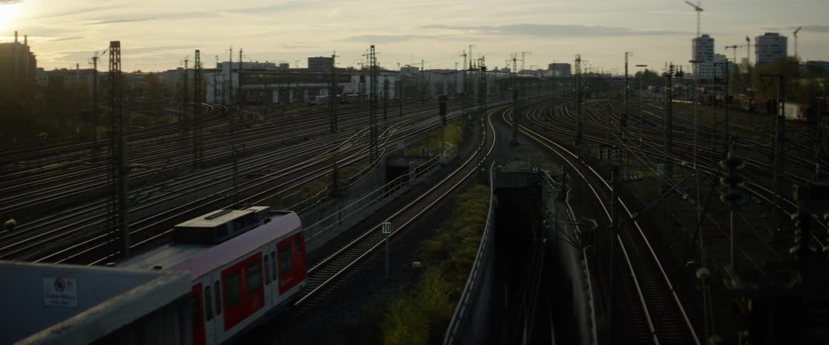 A train driving down the tracks in a city