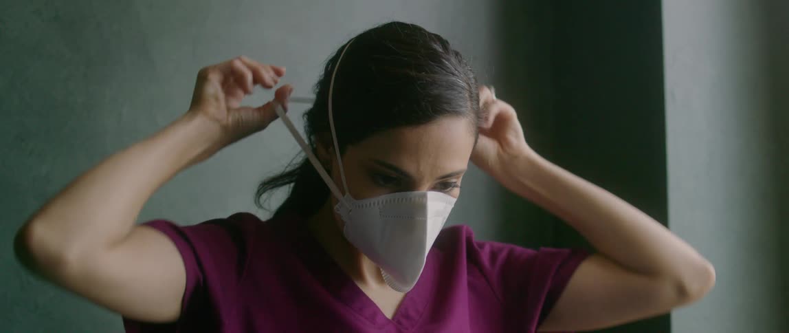 A nurse puts a mask on