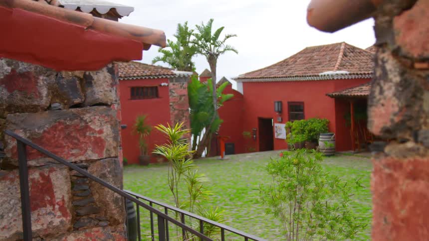 Homes in a colonial neighborhood