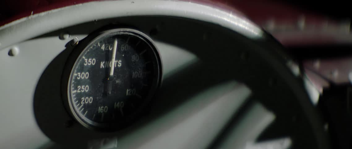 A gauge on a vintage plane dashboard