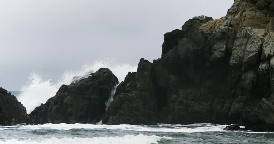 Ocean waves crashing on the rocks in the coast