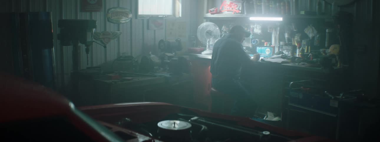 Mechanic sits on the desk of the vehicle repair shop