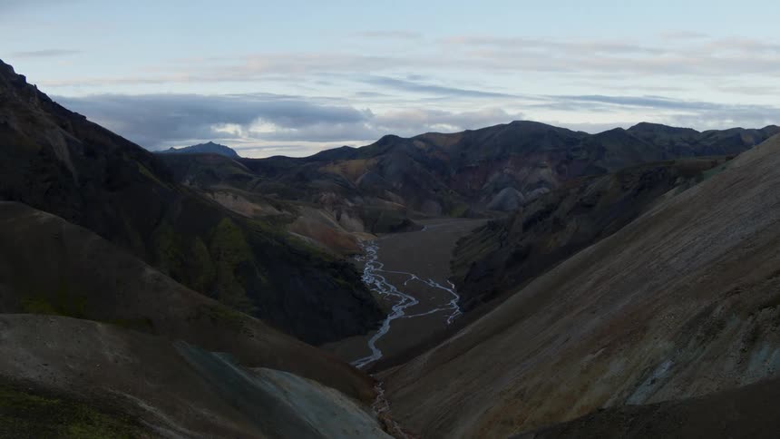 The small stream runs through the mountains